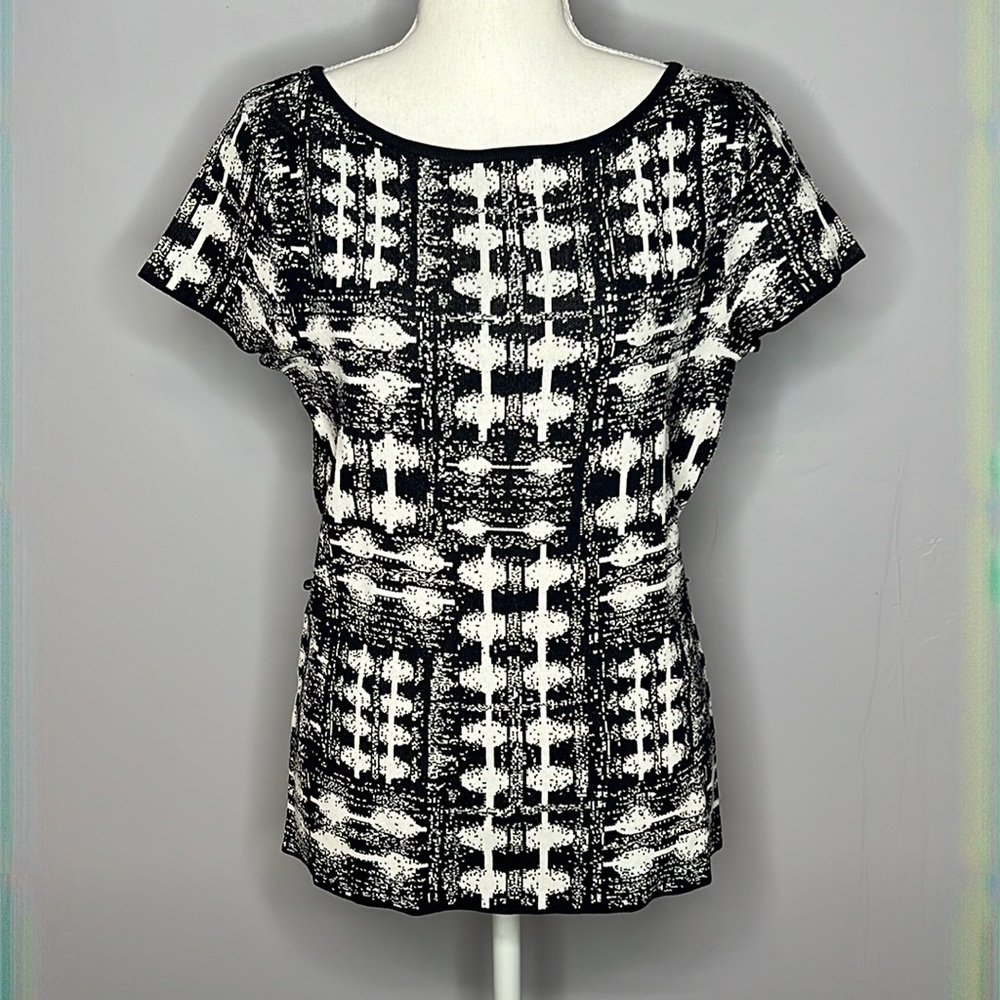 CARMEN MARC VALVO MEDIUM BLUE AND WHITE SHORT SLEEVE BLOUSE